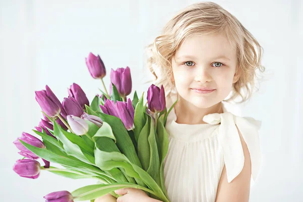 Girl holding tulips in hands — Stock Photo, Image