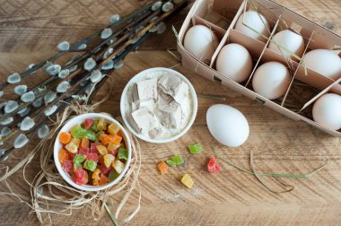 Pasta - yumurta, süt ahşap arka plan üzerinde Paskalya pişirme için malzemeler