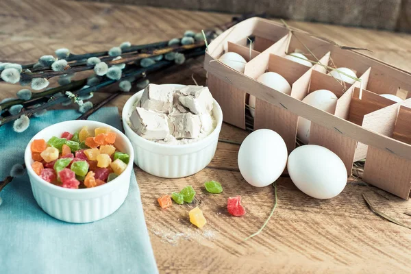 Zutaten zum Backen von Osterkuchen - Eier, Milch auf Holzgrund — Stockfoto