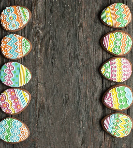 Galleta de jengibre en forma de huevos de color — Foto de Stock