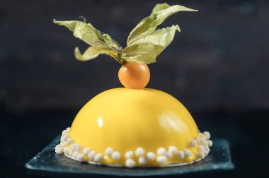 Limon köpüğü tatlı sarı ayna sır kaplama ile. Koyu arka plan