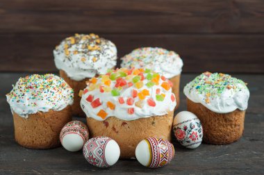 Paskalya ekmek ve yumurta ile geleneksel Ukrayna süs. Kulich kek. koyu ahşap arka plan
