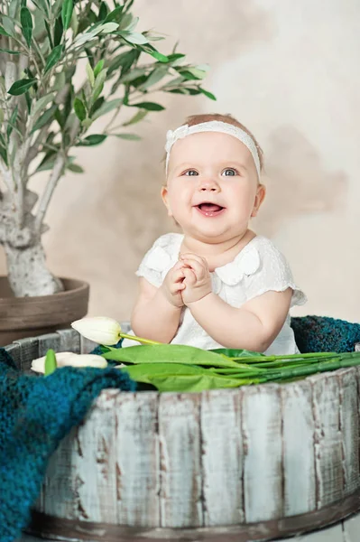 Schattig Tien Maanden Oud Pasgeboren Babymeisje Zit Een Houten Emmer — Stockfoto