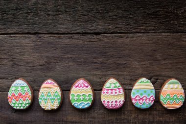 Zencefilli kurabiye renk şeklinde koyu ahşap arka plan üzerinde yumurta.