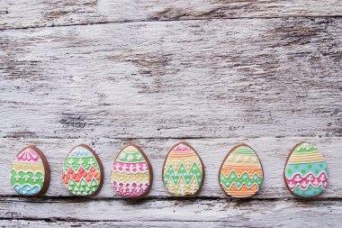 Zencefilli kurabiye renk şeklinde koyu ahşap arka plan üzerinde yumurta.