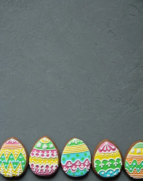 Імбирне печиво у вигляді кольорових яєць на фоні . — стокове фото