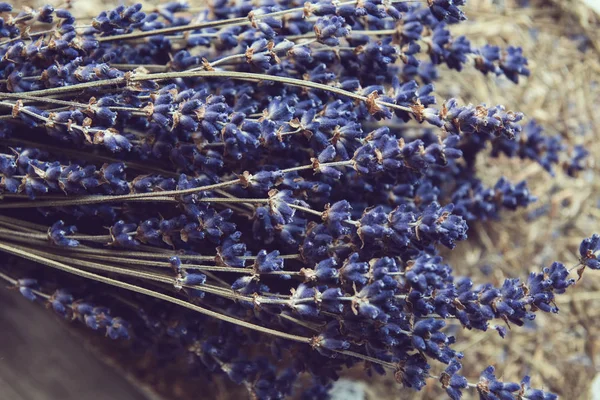 Gedroogde lavendelbloemen en boeket met lavendel — Stockfoto