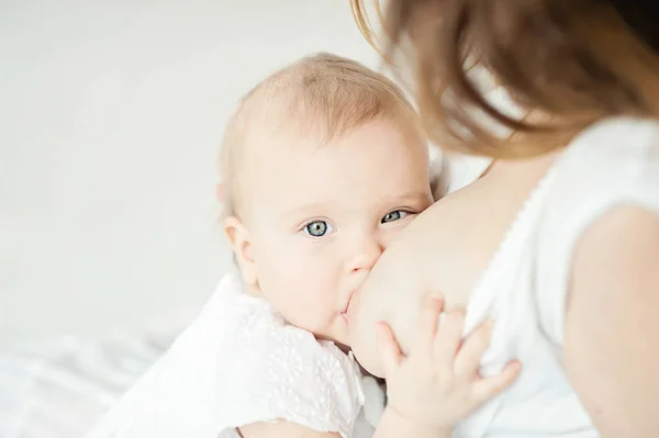 Bebê comendo leite materno. Mãe amamentando bebê . — Fotografia de Stock