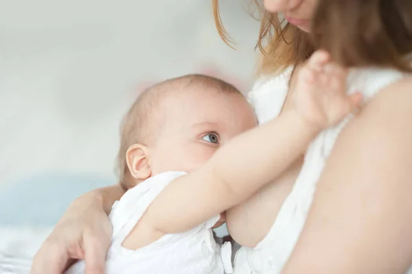 Bebé comiendo leche materna. Madre lactante bebé . — Foto de Stock
