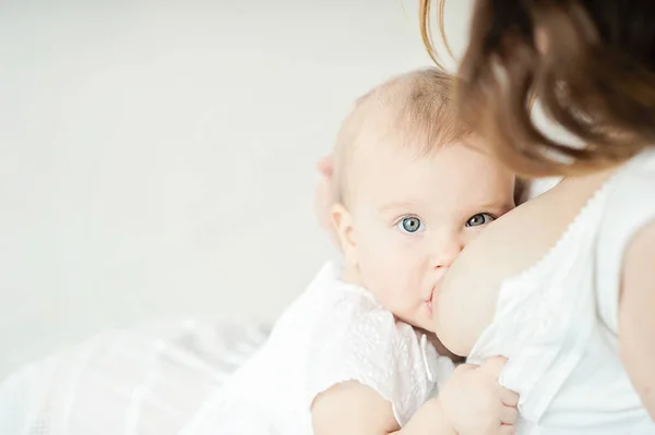 Baby eating mother's milk. Mother breastfeeding baby. — Stock Photo, Image