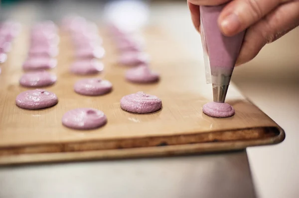 Process Making Macaron Macaroon French Dessert Squeezing Dough Form Cooking — Stock Photo, Image