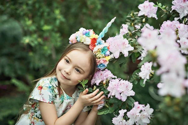 Niña de fantasía con cuerno de unicornio arco iris con flores en el parque Azalea. para Halloween —  Fotos de Stock