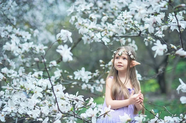 Kız Çiçek Açan Bahçede Yürüyüş Elf Kostümü — Stok fotoğraf