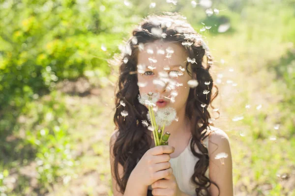 Meisje Blazen Paardebloemen Voorjaar Park — Stockfoto