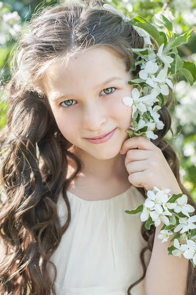 Brünettes Mädchen Spaziert Blühenden Apfelgarten Frühling — Stockfoto