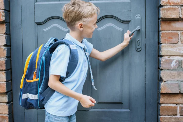 Πρώτα-γκρέιντερ με ένα σακίδιο είναι στην πόρτα του σχολείου. η πρώτη κλήση. τέλος της σχολικής χρονιάς. πείνα για γνώση. — Φωτογραφία Αρχείου
