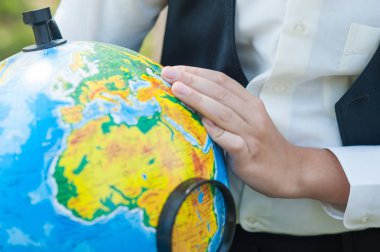 okul çocuk Globe adlı arıyorum. coğrafya dünya ve kitap okuyor. öğretim yılı başında.