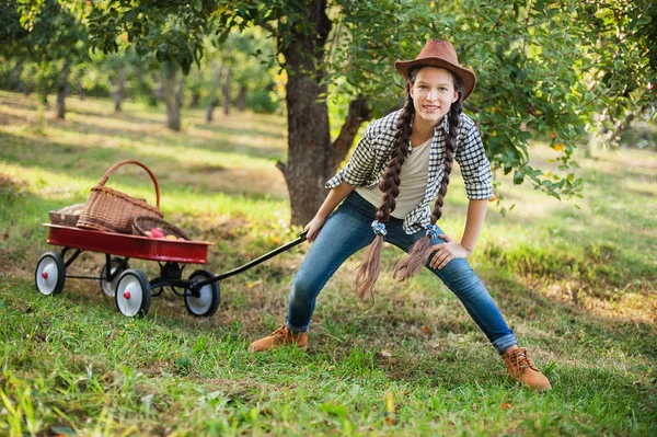 Mädchen mit Apfel im Apfelgarten — Stockfoto