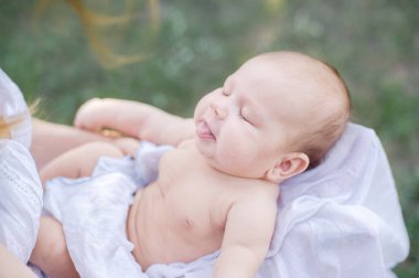 güneşlenme bebek. Bir güneşlenme alarak çocuk.