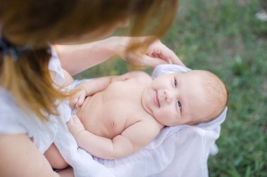 güneşlenme bebek. Bir güneşlenme alarak çocuk.