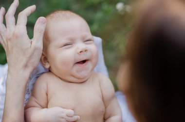 güneşlenme bebek. Bir güneşlenme alarak çocuk.