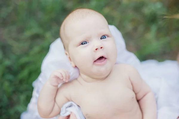 Bain de soleil bébé. Enfant prenant un bain de soleil . — Photo