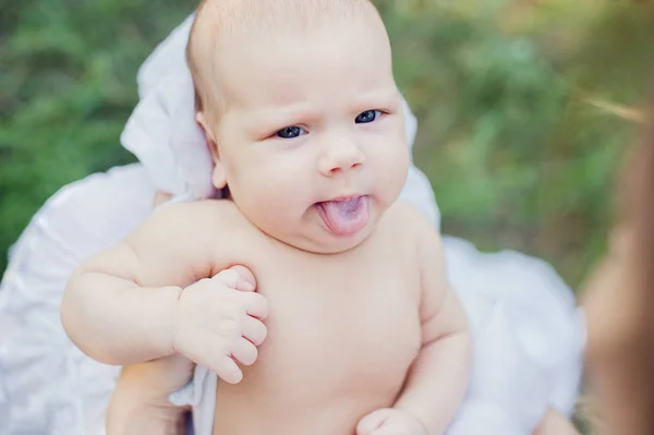 Opalování baby. Dítě s ohledem slunění. — Stock fotografie