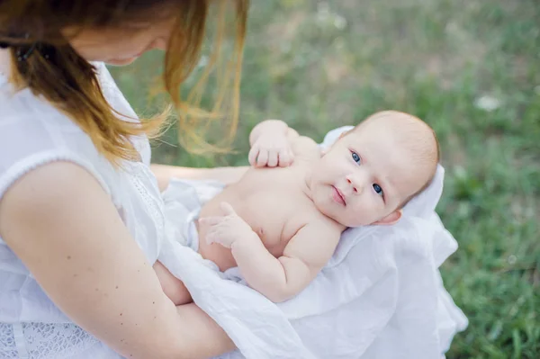 Tomando el sol bebé. Niño tomando un baño de sol . — Foto de Stock