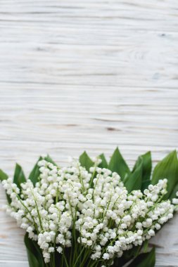 eski ahşap arka plan üzerinde Lily Vadisi çiçek