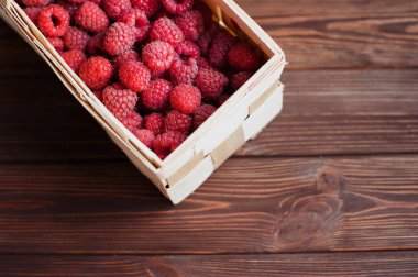 Vitaminler. Yaz meyveleri. Huş kabuğu bir sepet içinde ahududu