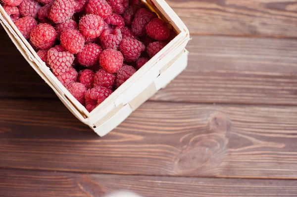 Vitamine Sommerbeeren Himbeeren Einem Korb Mit Birkenrinde — Stockfoto