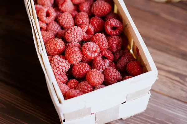 Vitamine Sommerbeeren Himbeeren Einem Korb Mit Birkenrinde — Stockfoto