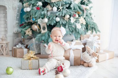 Güzel kız Noel ağacının yanında