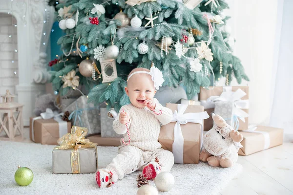 Gyönyörű lány közelében díszített karácsonyfa — Stock Fotó