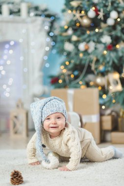 Güzel çocuk Noel ağacının yanında