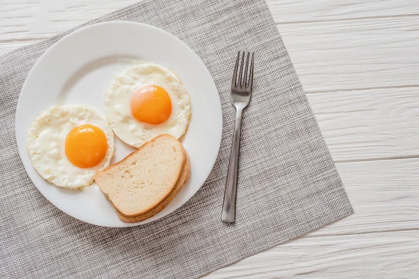 Café da manhã saudável com ovos fritos na mesa de madeira — Fotografia de Stock