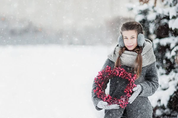 Bella ragazza nella foresta invernale tenendo decorazione — Foto Stock
