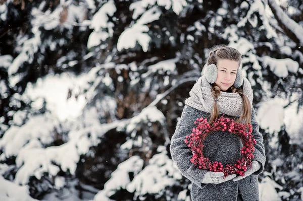 Bela jovem menina no inverno floresta segurando decoração — Fotografia de Stock