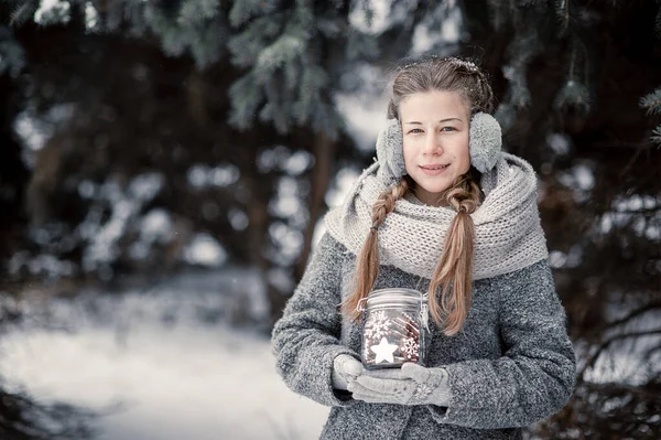 Красивая молодая девушка в зимнем лесу проведение украшения — стоковое фото