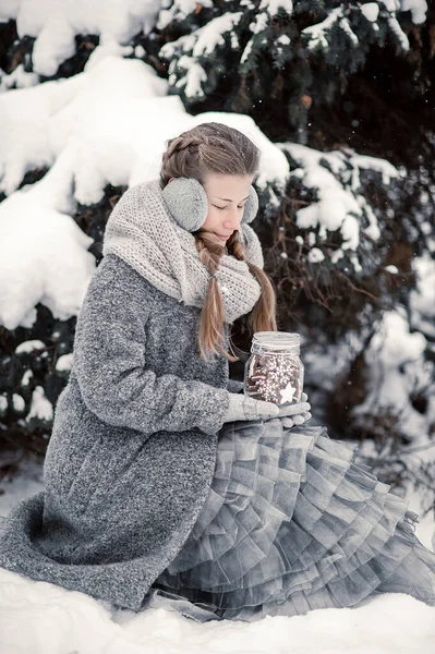 Bela jovem menina no inverno floresta segurando decoração — Fotografia de Stock