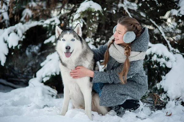 Bela menina na floresta de inverno com Husky siberiano. Símbolo de Ano Novo 2018 — Fotografia de Stock