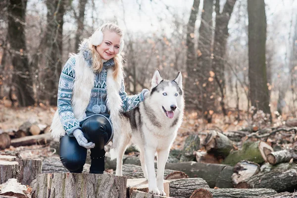 Mladá žena objímající svého psa husky — Stock fotografie