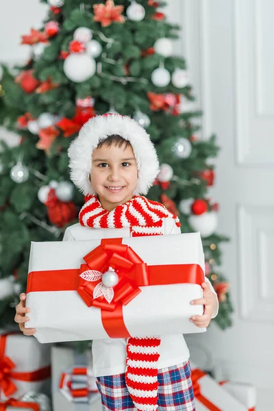 Joyeux enfant excité tenant boîte cadeau de Noël . — Photo