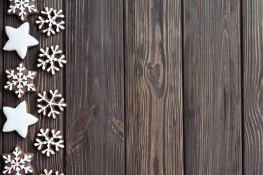 Tahta masada kar taneleri şeklinde zencefilli kurabiye, Noel ve Yeni Yıl konsepti 