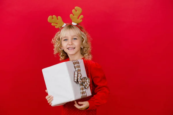Счастливая Маленькая Девочка Держит Подарочную Коробку Ярко Красном Ярком Цветовом — стоковое фото