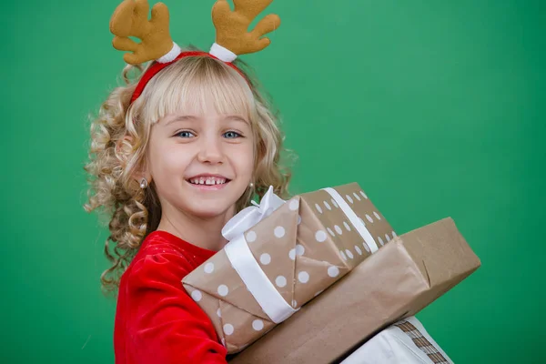 Boldog Kislány Kezében Karácsonyi Ajándékdobozok Élénk Zöld Színű Háttér Szilveszter — Stock Fotó