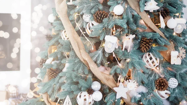 Albero Natale Decorato Con Decorazioni Legno Eco Sfondo Sfocato Scintillante — Foto Stock