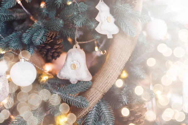 Albero Natale Decorato Con Decorazioni Legno Eco Sfondo Sfocato Scintillante — Foto Stock