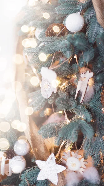 Albero Natale Decorato Con Decorazioni Legno Eco Sfondo Sfocato Scintillante — Foto Stock