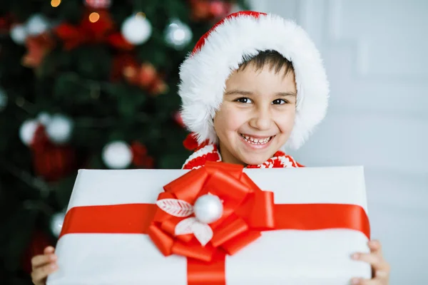 Criança feliz animado segurando caixa de presente de Natal . — Fotografia de Stock